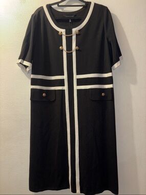 Classic Black and White Contrast Shift Dress size XL with Gold Chain Detail